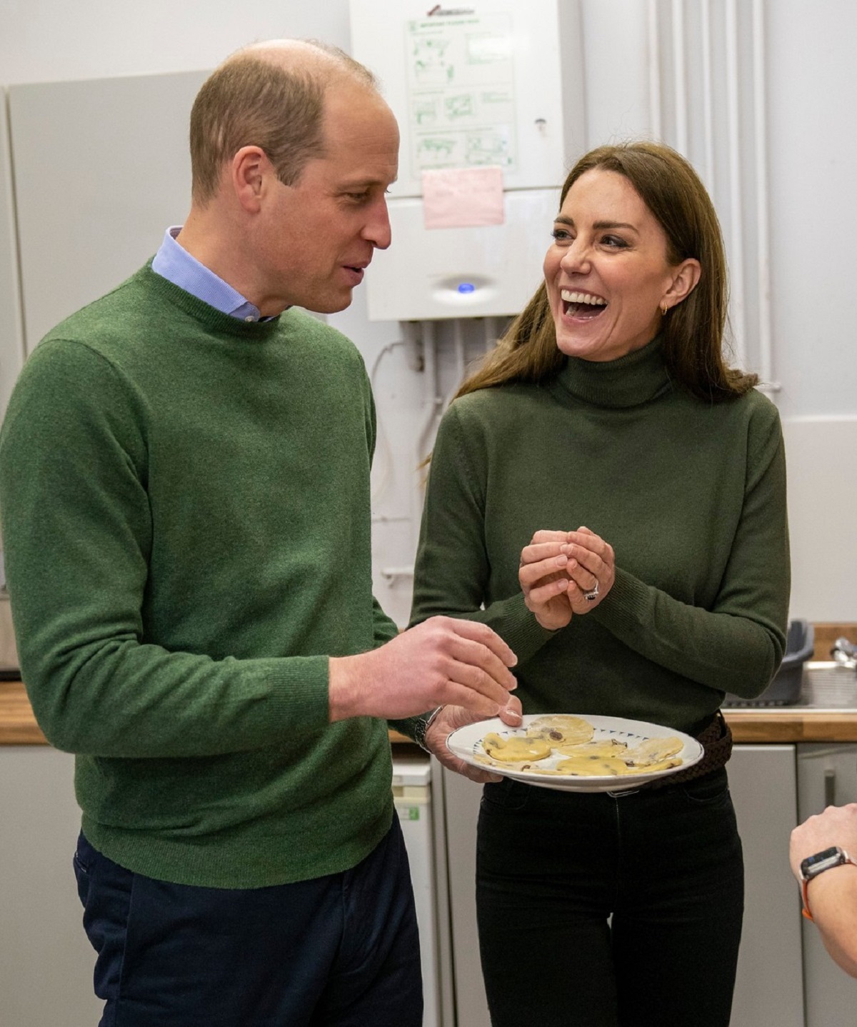 Prințul William alături de Kate Middleton în timp ce gătesc împreună în timpul vizitei din Țara Galilor