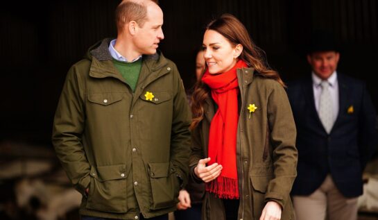 Ducii de Cambridge în timp ce merg la braț în vizită în Țara Galilor