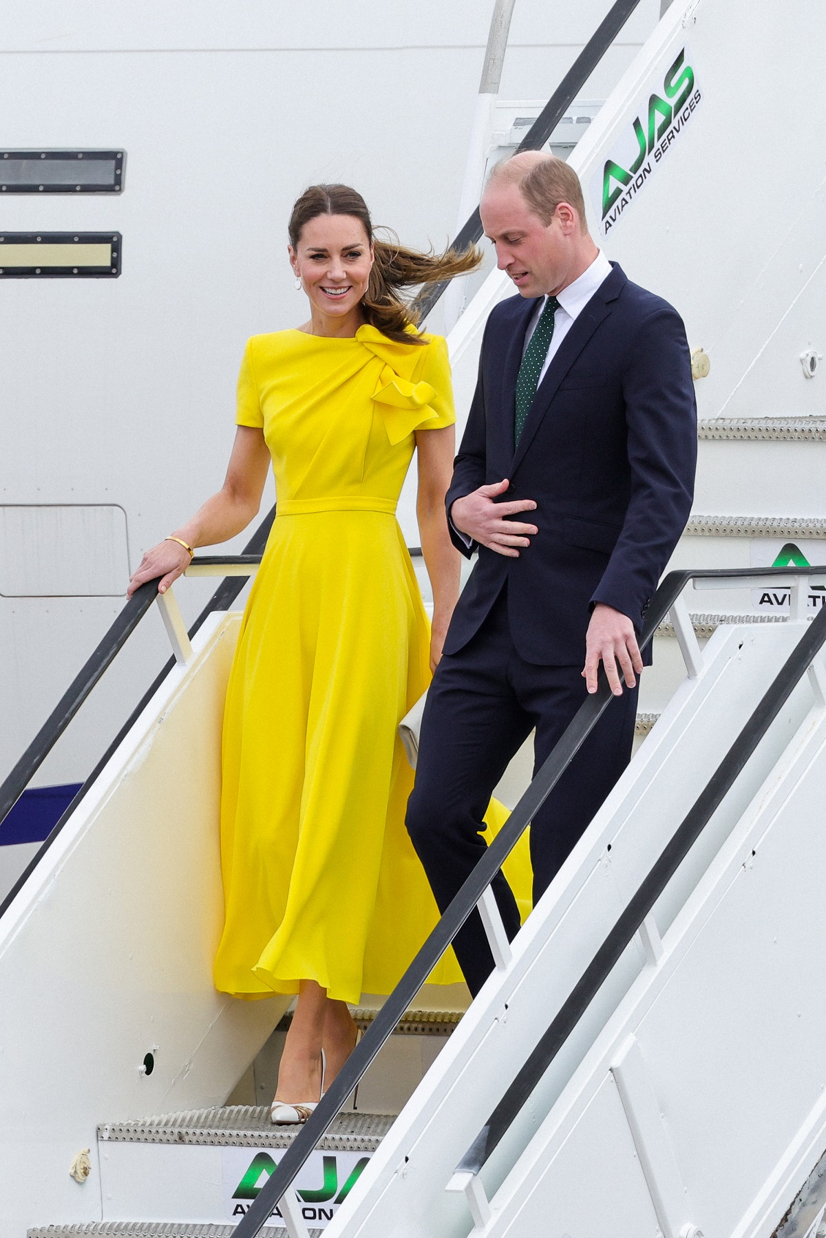 Kate Middleton a purtat o rochie galbenă în timp ce s-a aflat la brațul Prințului William și a coborât dintr-un avion