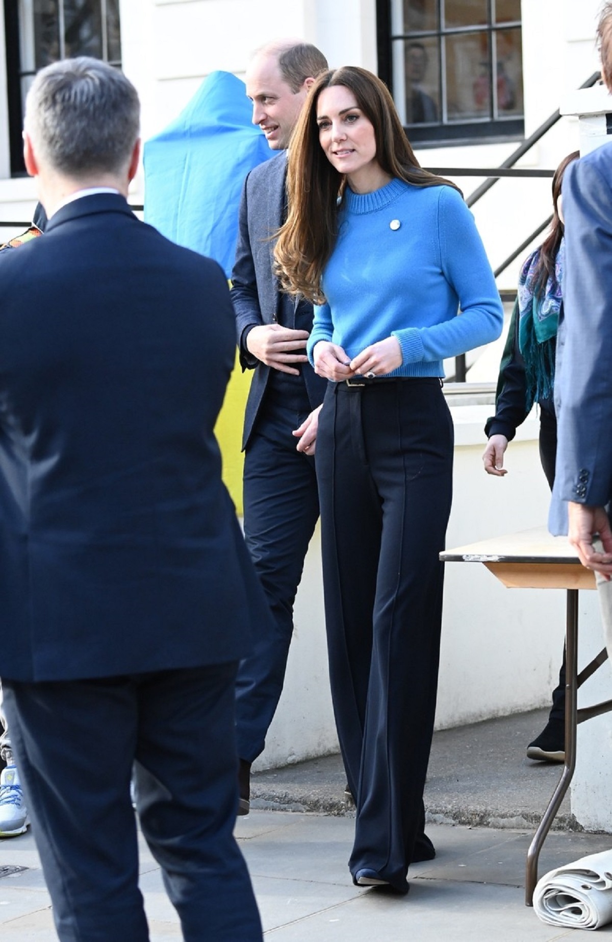 Kate Middleton ntr-un pulover albastru și o pereche de pantaloni negri în vizită la un centru ucrianean din Londra
