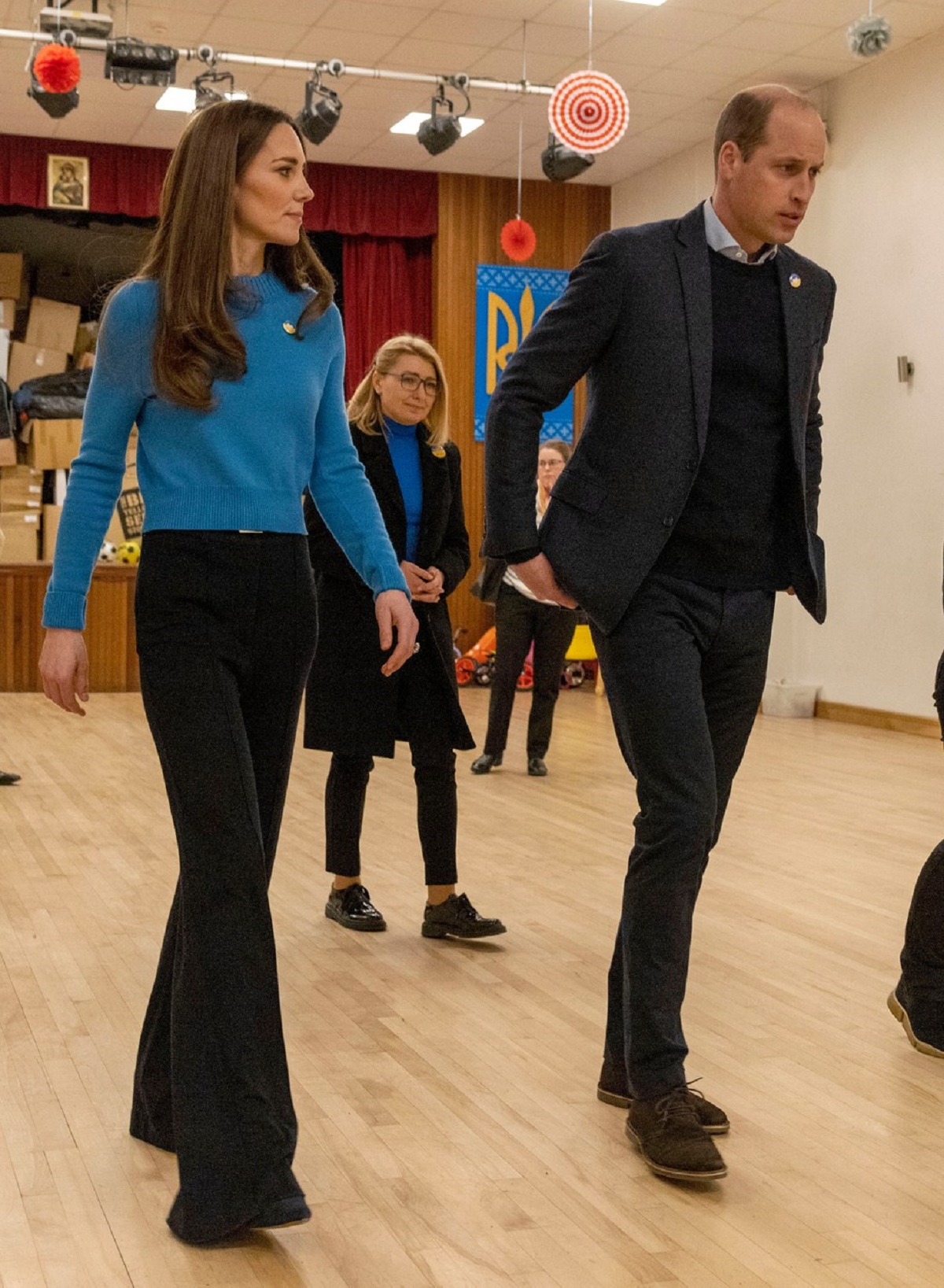 Kate Middleton într-un pulover albastru alături de Prințul William la Centrul Cultural din Londra