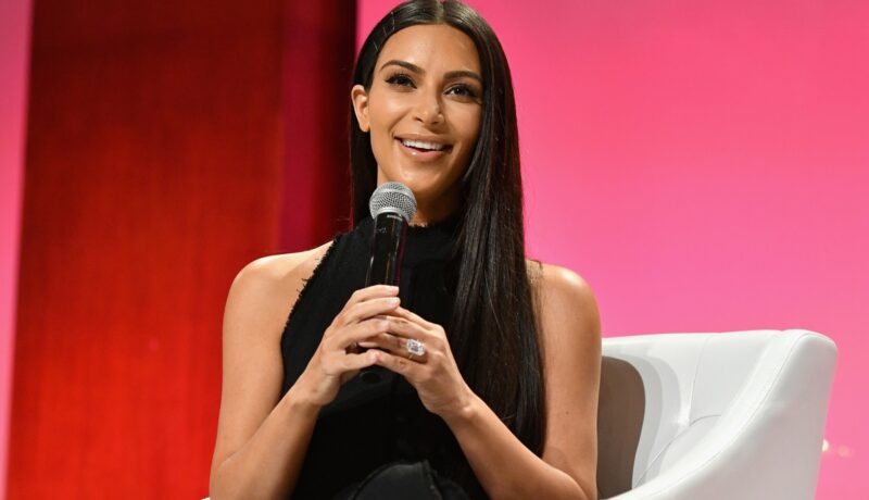 Kim Kardashian s-a camuflat din cap până-n picioare. Cum a fost surprinsă vedeta în fața unui hotel din Milano