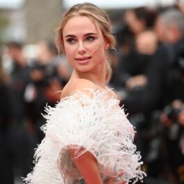 Kimberley Garner într-o rochie albă cu puf pe covorul roșu la Festivelul de Film de la Cannes 2021