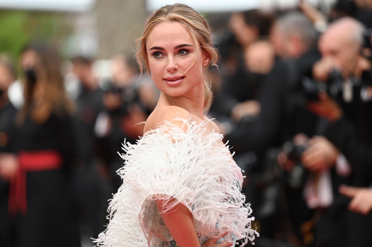 Kimberley Garner într-o rochie albă cu puf pe covorul roșu la Festivelul de Film de la Cannes 2021