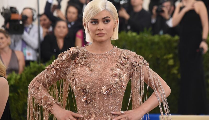Kylie Jenner într-o rochie maro pe covorul rou la Met Gala 2021