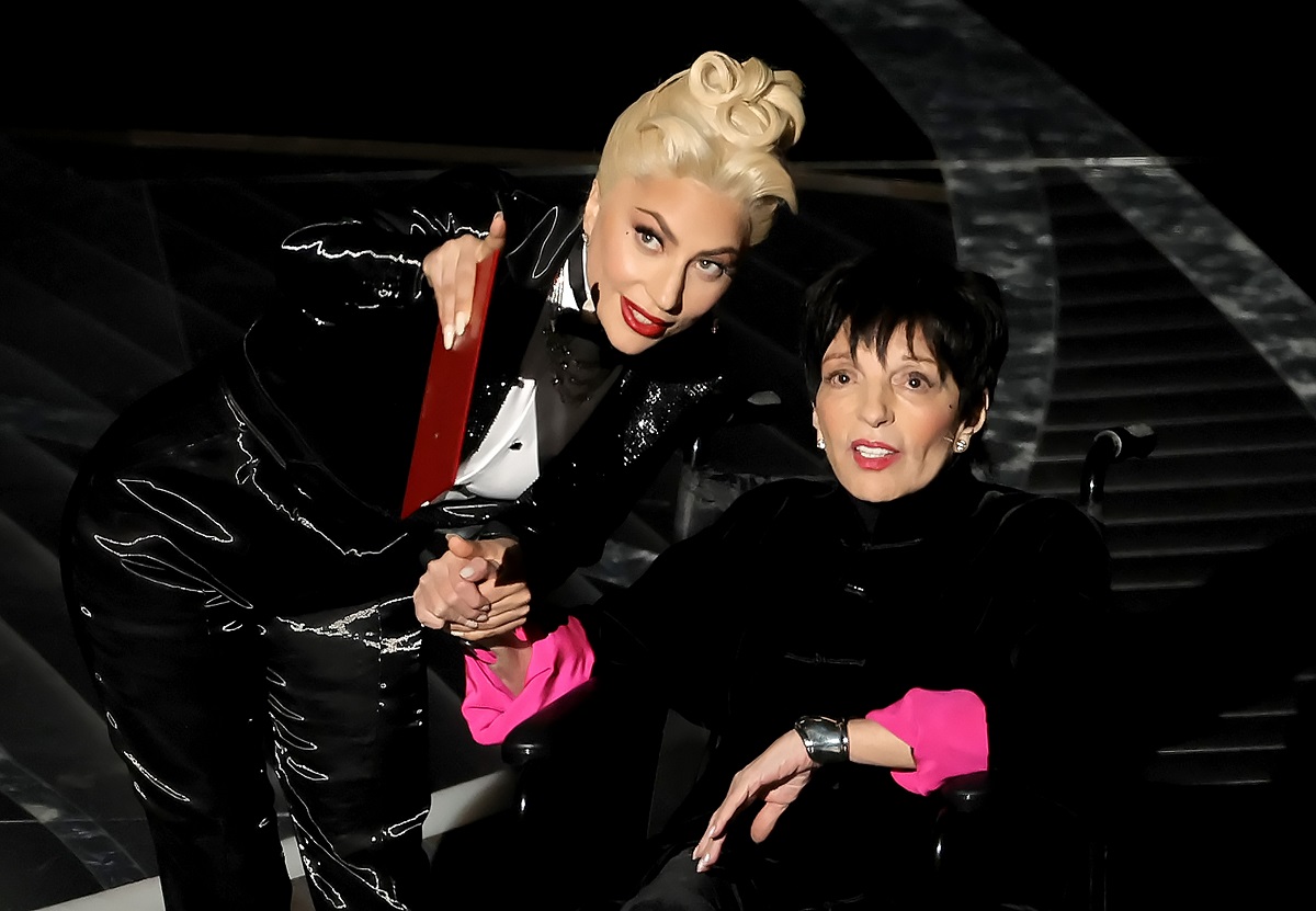 Lady Gaga alături de actrița Liza Minnelli pe scena premiilor oscar 2022
