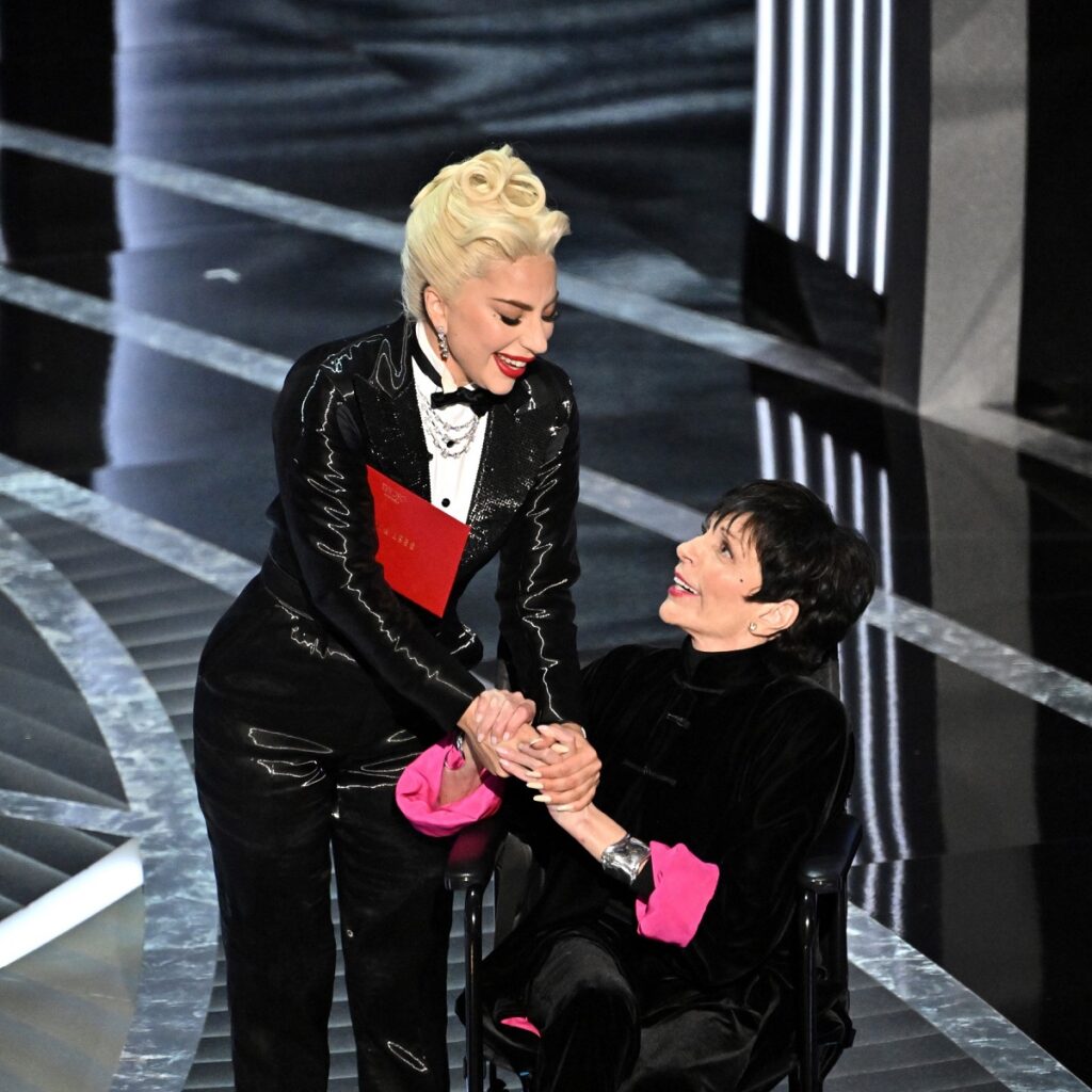 Liza Minelli într-un scaun cu rotile alături de Lady Gaga prezentând la Premiile Oscar 2022