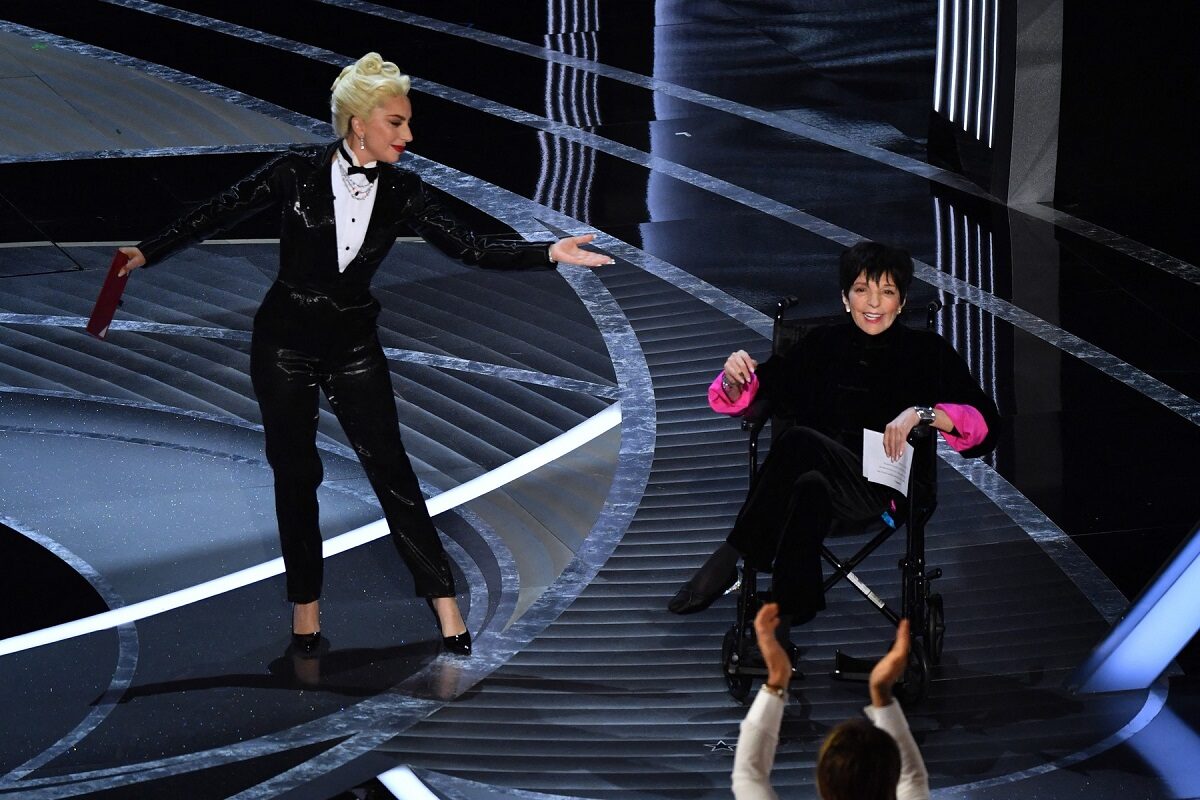 Liza Minnelli într-un scaun cu rotile alături de Lady Gaga pe scena Premiilor Oscar 2022