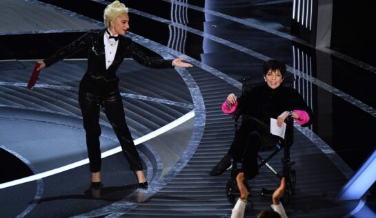 Liza Minnelli într-un scaun cu rotile alături de Lady Gaga pe scena Premiilor Oscar 2022
