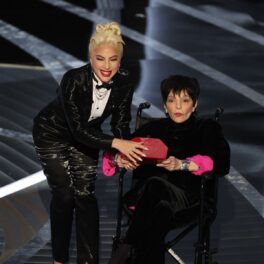Lady Gaga îmbrăcată la costum alături de Liza Minnelli pe scena Premiilor Oscar 2022