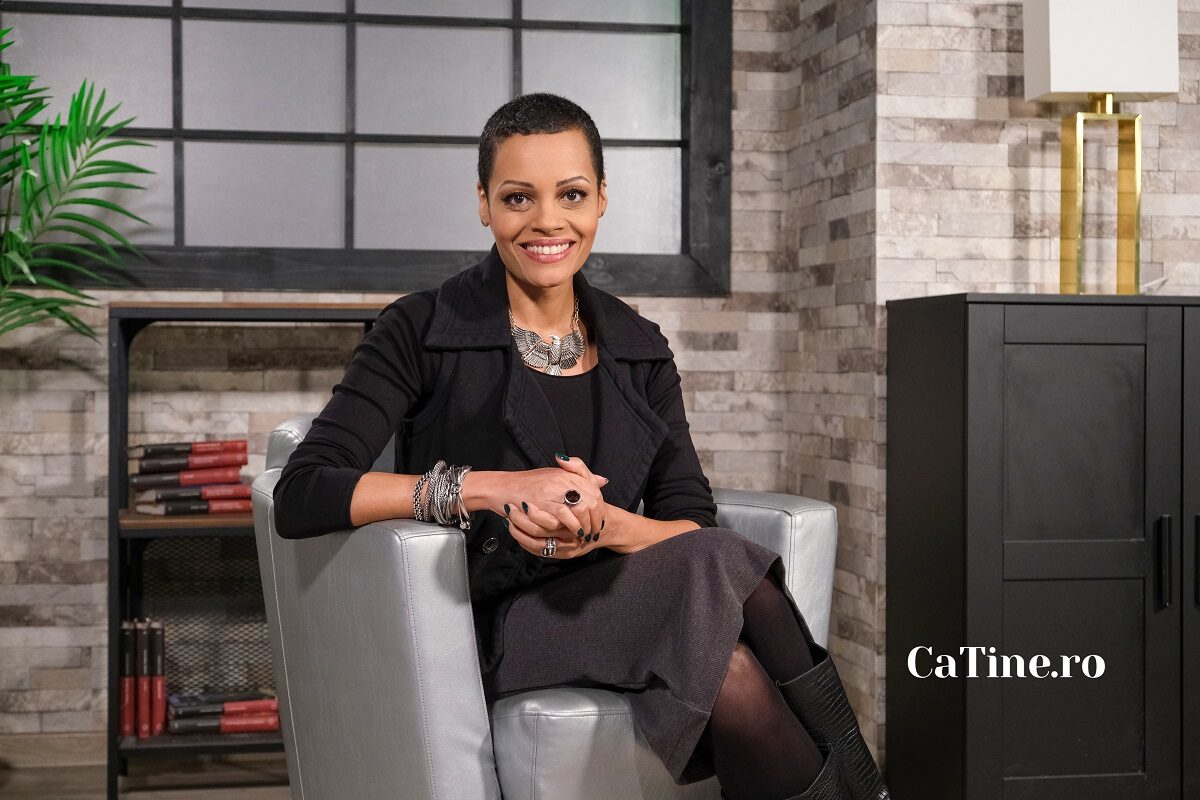 Laura Nureldin pe un fotolu argintiu în timp ce ia parte la filmările pentru interviul CaTine.ro