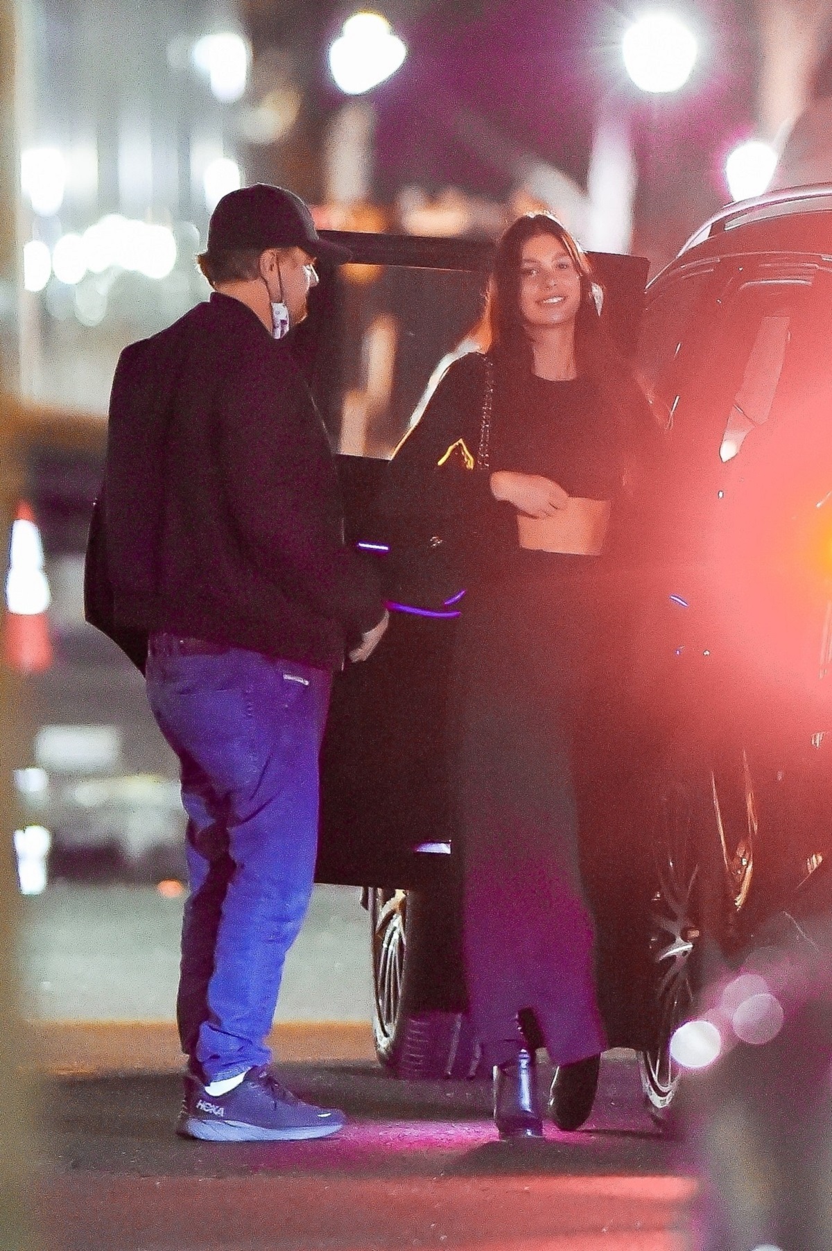 Leonardo Dicaprio în timp ce o conduce pe Camila Morrone în mașină după ce au luat împreună cina în oraș