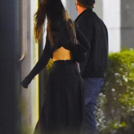 Camila Morrone la brațul lui Leonardo DiCaprio în timp ce intră împreună într-un restaurant de lux din New York