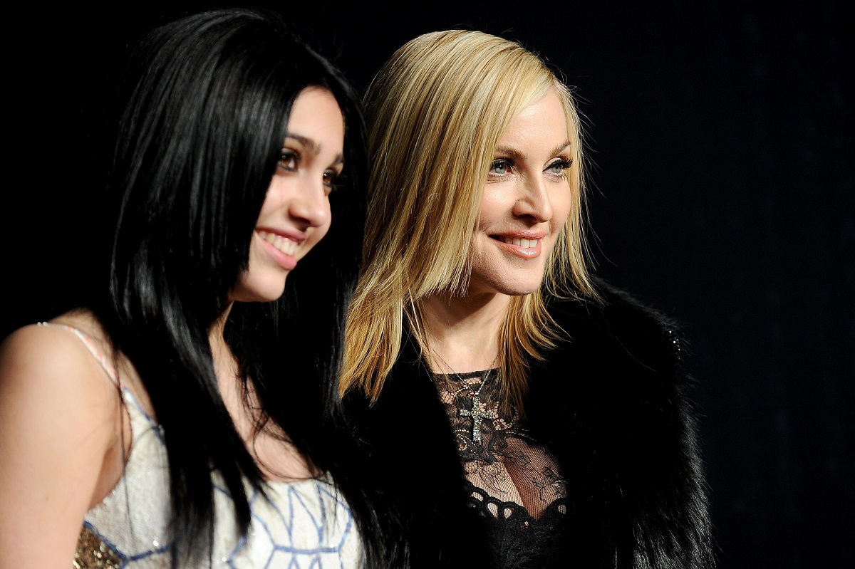 Lourdes Leon alături de Madonna în timp ce pozează pe covorul roșu la petrecerea găzduită de Vanity Fair în anul 2011