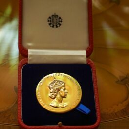 Medalia de aur pentru poezie oferită de Regina Elisabeta poetei Grace Nichols