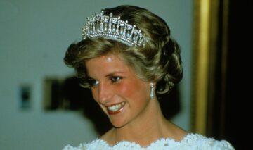 Prințesa Diana cu o coroniță pe cap într-o vizită oficială din Statele Unite ale Americii