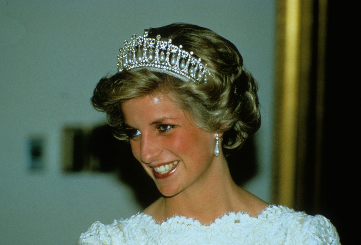 Prințesa Diana cu o coroniță pe cap într-o vizită oficială din Statele Unite ale Americii