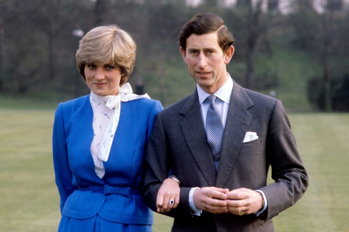 Prințesa Diana într-un costum albastru alturi de Prințul Charles la anunțul logodnei din 1981