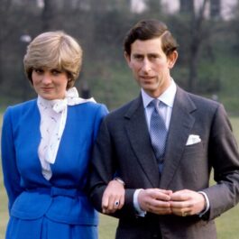 Prințesa Diana într-un costum albastru alturi de Prințul Charles la anunțul logodnei din 1981
