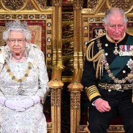 Regina Elisabeta alături de fiul său, Prințul Charles la tronul Marii Britanii în cadrul unei ceremonii oficiale