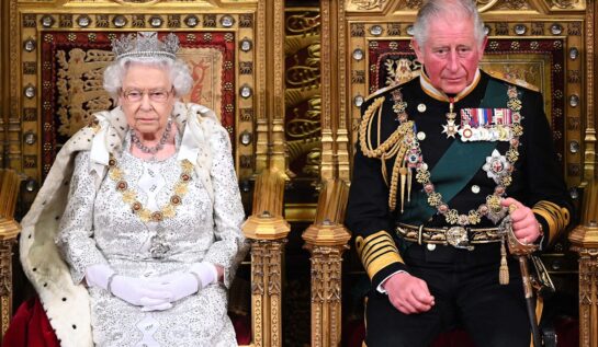 Regina Elisabeta alături de fiul său, Prințul Charles la tronul Marii Britanii în cadrul unei ceremonii oficiale