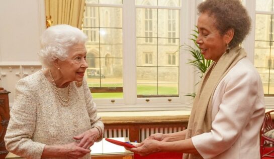 Regina Elisabeta față în față cu poeta Grace Nichols la Castelul Windsor