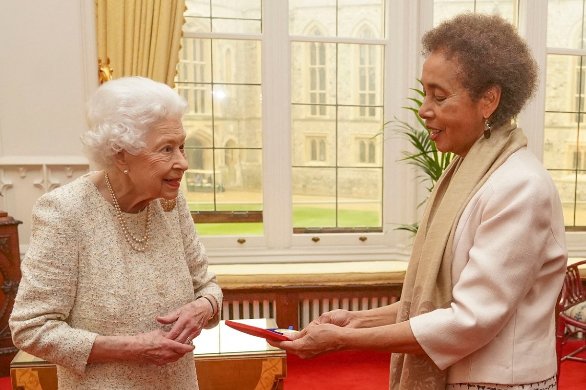Regina Elisabeta față în față cu poeta Grace Nichols la Castelul Windsor