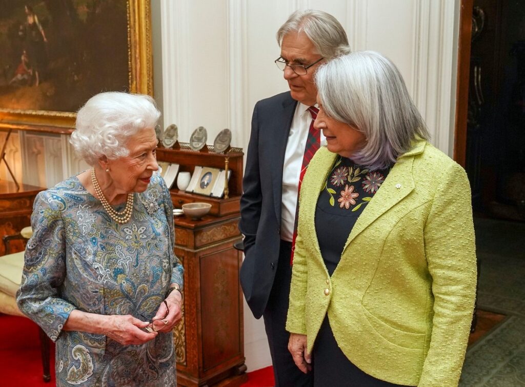 Regina Elisabeta alături de guvernatorul general al Canadei și soția acestuia, MAry Simon la Castelul Windsor