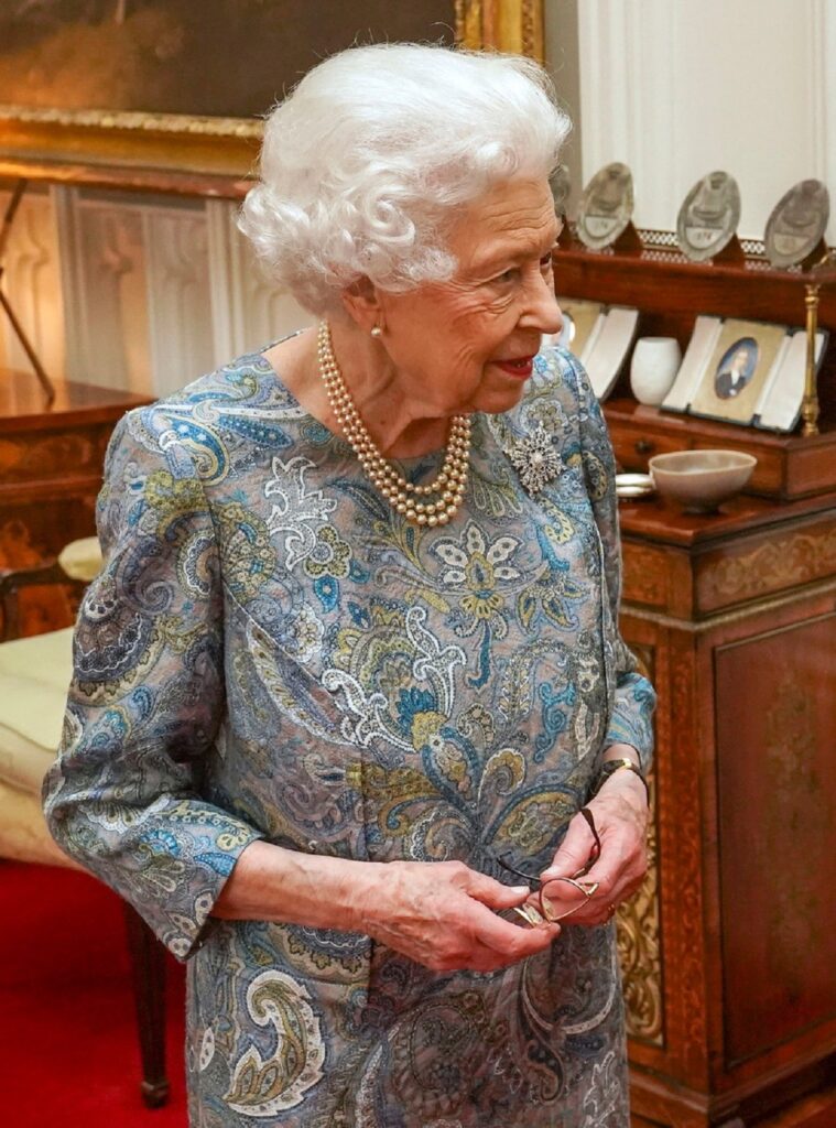 Regina Elisabeta într-o rochie albastră cu impremeu floral la Castelul Windsor