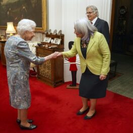 Regina Elisabeta alătur de Mary Simon guvernatorul general al Canadei
