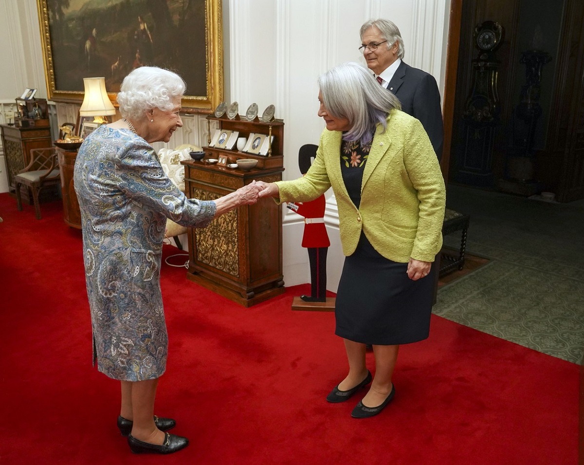 Regina Elisabeta alătur de Mary Simon guvernatorul general al Canadei