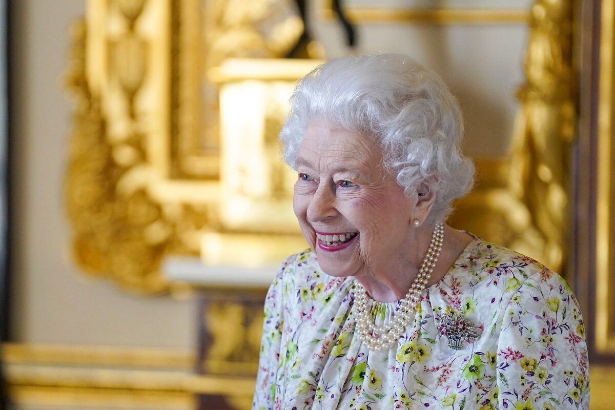 Regina Elisabeta într-o rochie cu imprimeu floral la o expoziție de porțelan de la Castelul Windsor