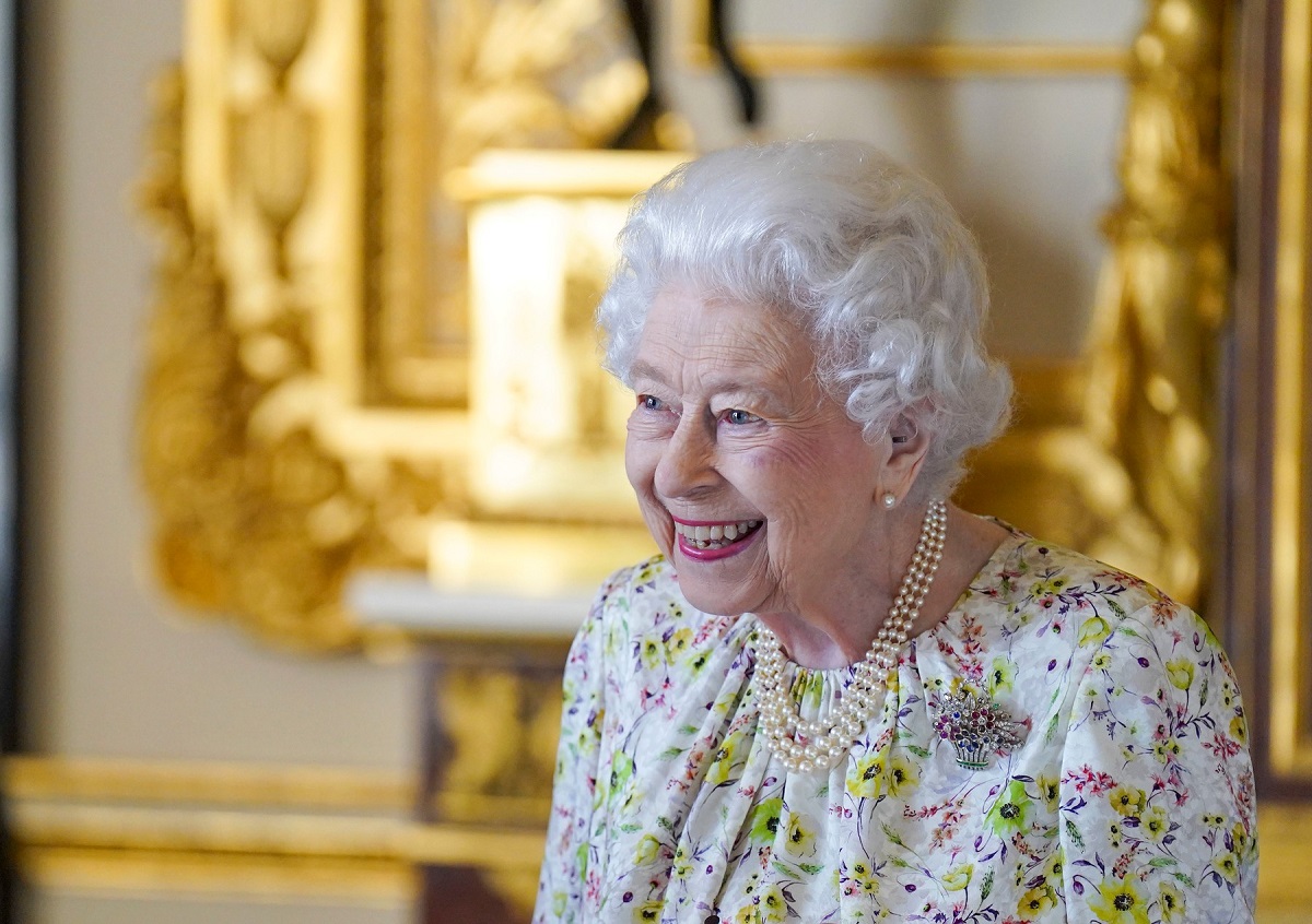 Regina Elisabeta într-o rochie cu imprimeu floral la o expoziție de porțelan de la Castelul Windsor
