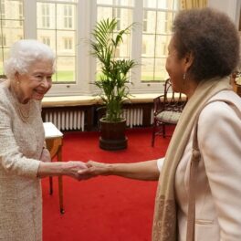 Regina Elisabeta în timp ce dă mâna cu poeta Grace Nichols