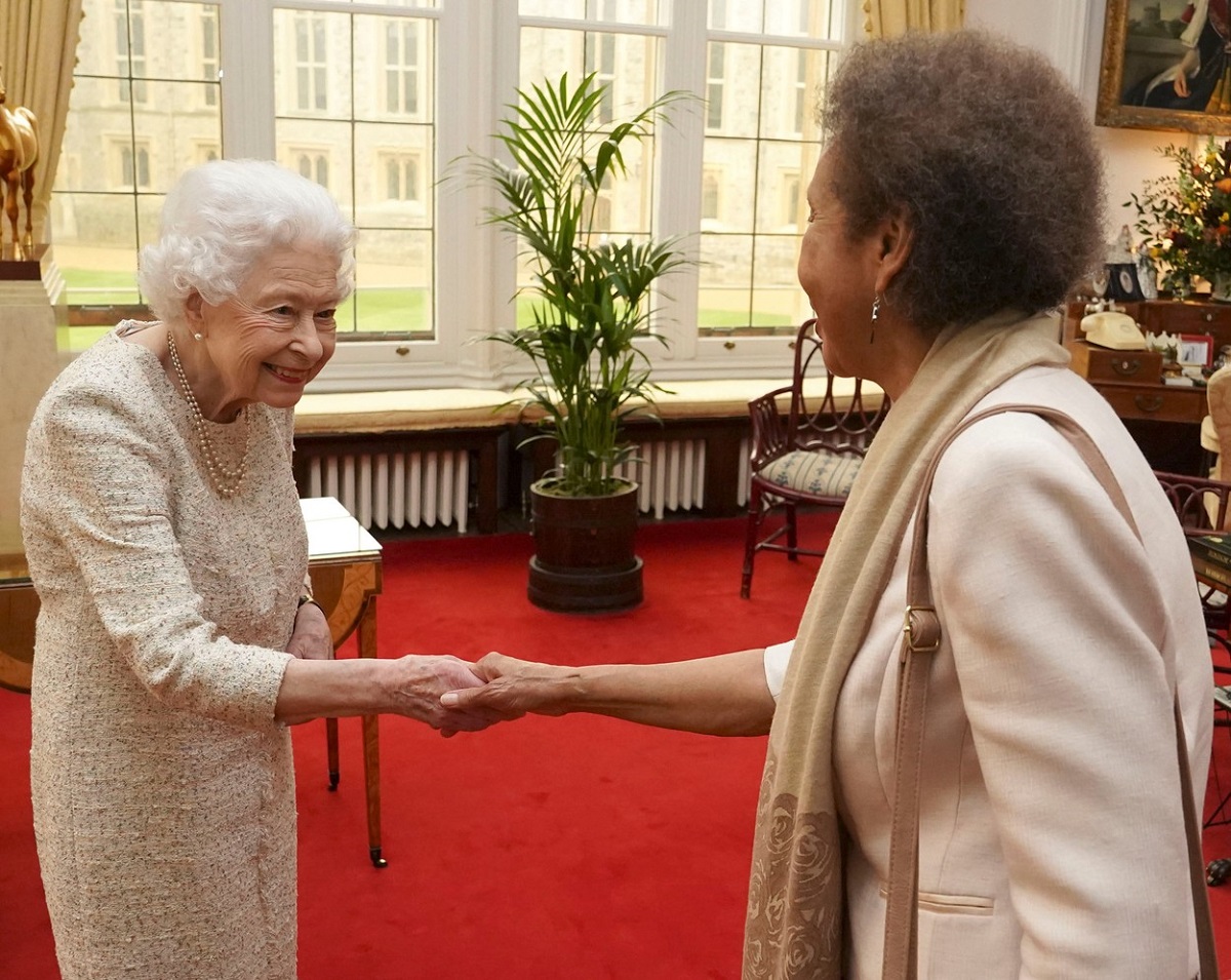 Regina Elisabeta în timp ce dă mâna cu poeta Grace Nichols