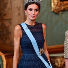 Regina Letizia într-o rochie albastră purtând brățara joyas de pasar la un eveniment public din Stockholn