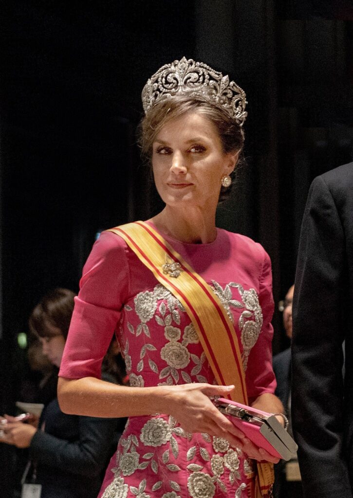 Regina Letizia purtând tiara Fleur de Lys la un eveniment din Tokyo din anul 2019
