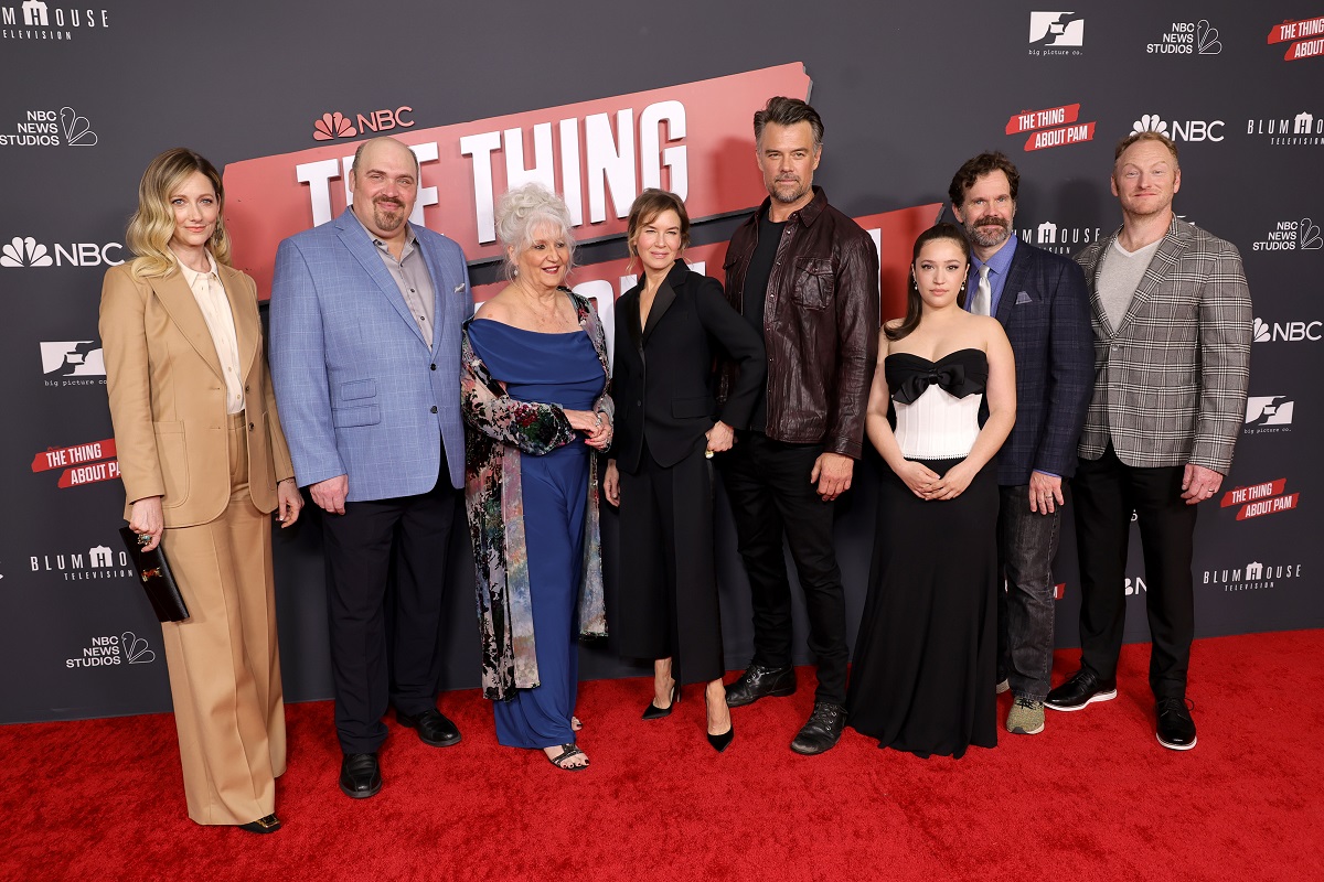 Renée Zellweger alături de Judy Greer, Glenn Fleshler, Suanne Spoke și ceilalți actori din seria de succes The Thing About Pam