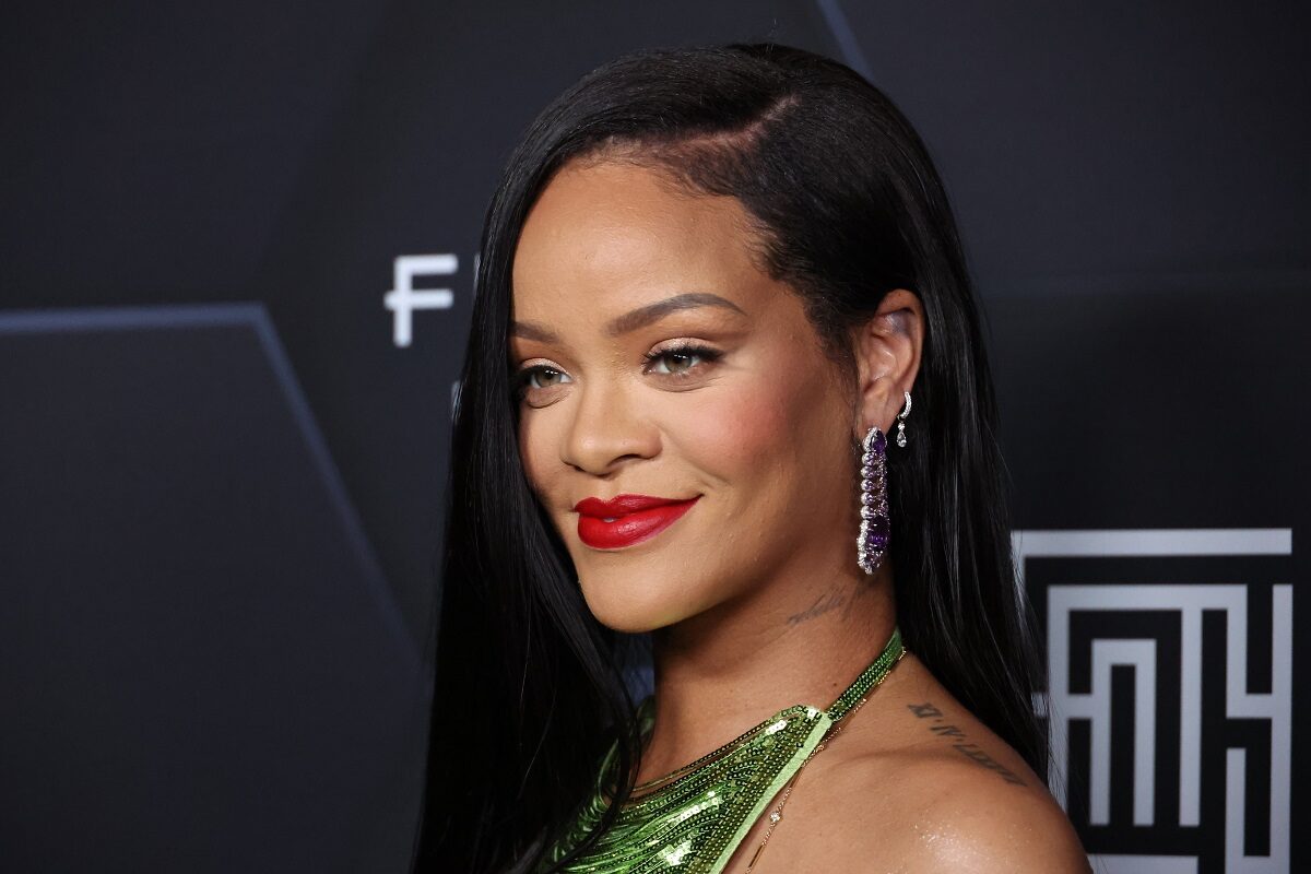 Rihanna într-o rochie verde și-a expus burtica de gravidă