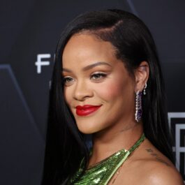 Rihanna într-o rochie verde și-a expus burtica de gravidă