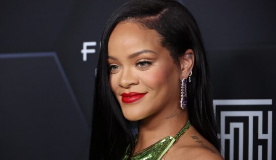 Rihanna a purtat o rochie din voal transparent. Cum și-a expus burtica de gravidă la Săptămâna Modei de la Paris
