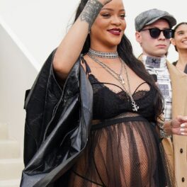 Rihanna a purtat o rochie transparentă din voal