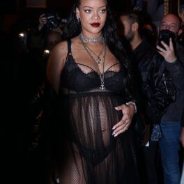 Rihanna într-o rochie transparentă din voal