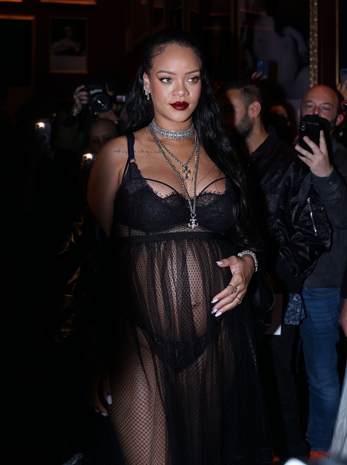 Rihanna într-o rochie transparentă din voal