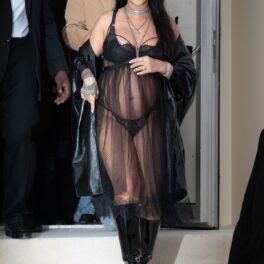 Rihanna a purtat o rochie transparentă neagră din voal