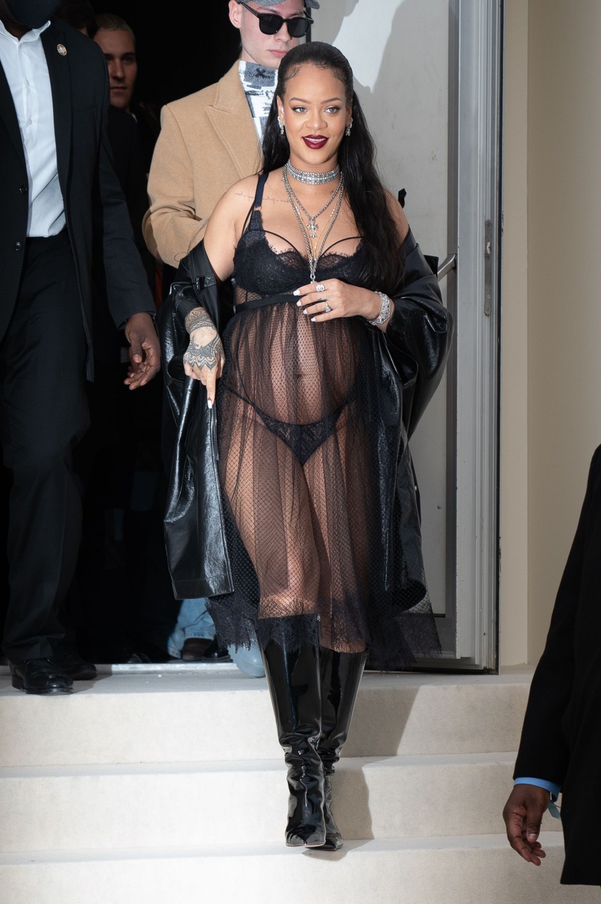 Rihanna a purtat o rochie transparentă neagră din voal