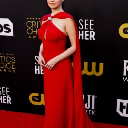 Selena Gomez într-o rochie roșie în timp ce pozează la Critics Choice Awards 2022