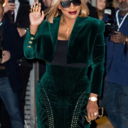 Serena Williams îmbrăcată într-o rochie verde din catifea la săptămâna Modei de la Paris 2022