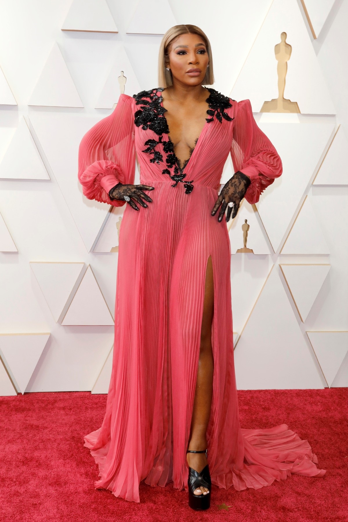 Serena Williams într-o rochie roz pe covorul roșu la Gala Premiilor Oscar 2022