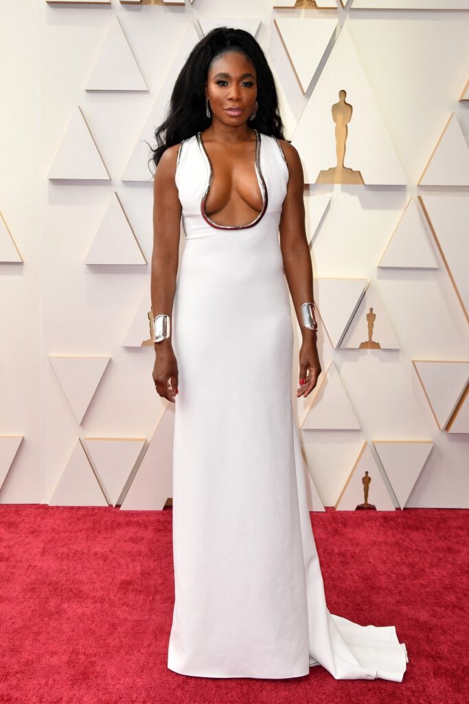 Venus Williams într-o rochie albă cu decolteu în timp ce pozează pe covorul roșu de la Gala Premiilor Oscar 2022